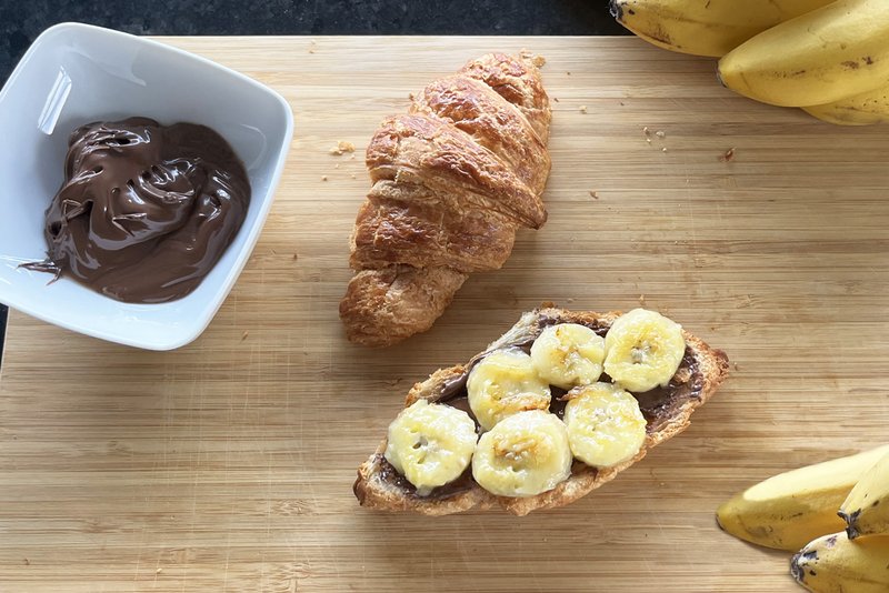 Haubis Croissant mit Nougat bestrichen und mit Bananen belegt