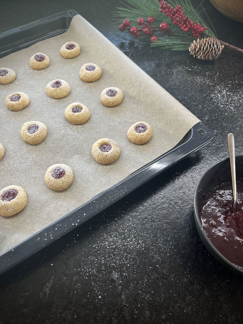 Fertiggebackene Kekse auf Blech mit Marmelade