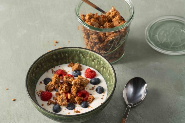 Knuspermüsli mit Haubis Bio-Einkornbrot in einer Schüssel auf einer grauen Platte