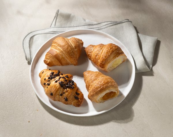 4 verschiedene Croissants auf einem weißen Teller