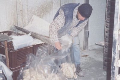 1988 werden die ersten vorgegarten Teiglinge produziert und die Technologie weiterentwickelt.