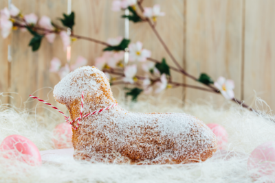gezuckertes Osterlamm auf einem Tisch mit weißen Untergrund