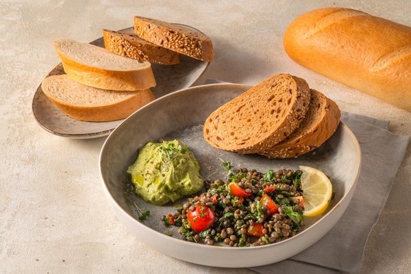 Sandwich mit Linsensalat und Zitrone