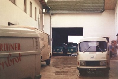 Mit fünf Firmenfahrzeuge baut Haubis 1975 die hauseigene Logistik aus.