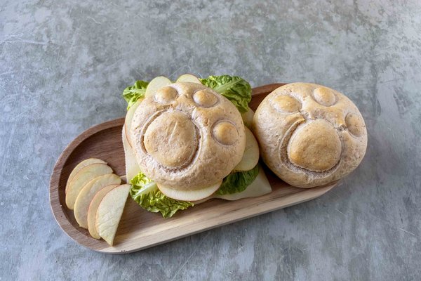 Pfotensemmel befüllt mit Käse, Salat und Apfel