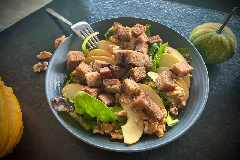 Herbstlicher Salat mit Apfel und Walnüssen 