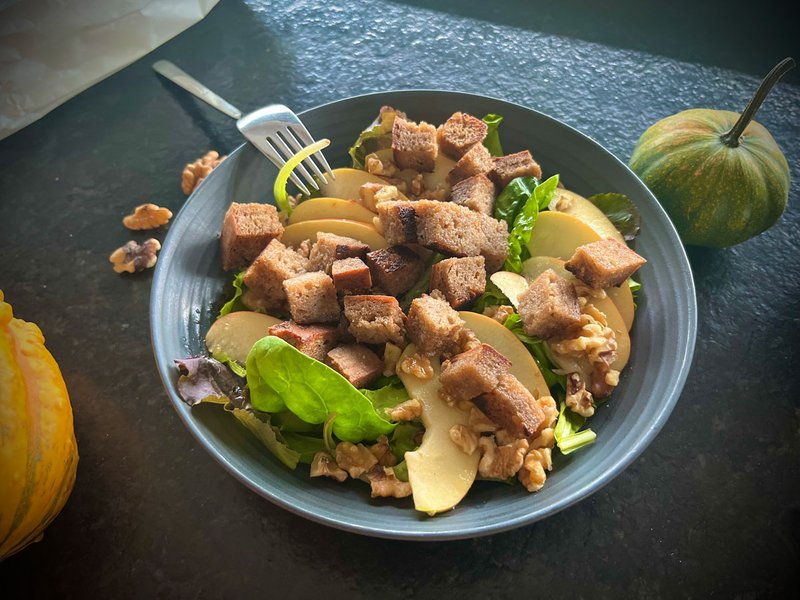 Herbstlicher Salat mit Apfel und Walnüssen 