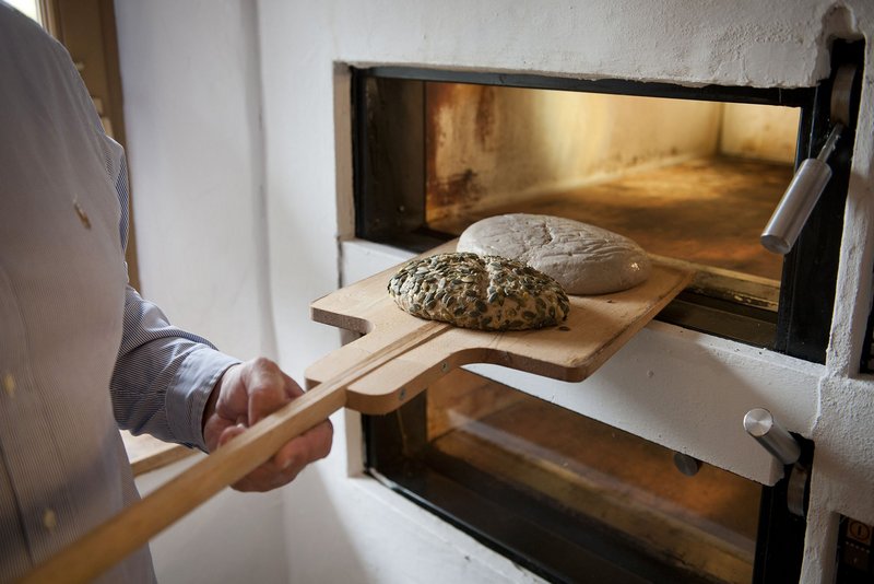 Haubis Geschäftskunden beim Fertigbacken der Haubis Produkte