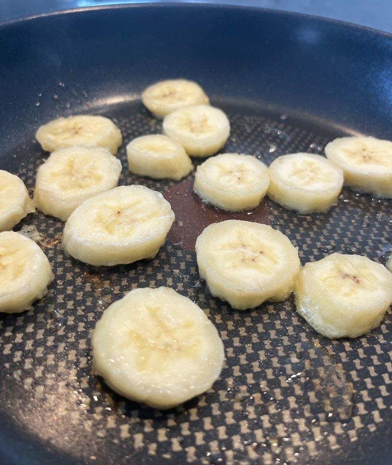 Bananenscheiben in Pfanne anbraten