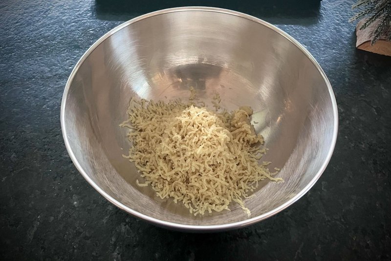 Schüssel mit geriebenen Marzipan