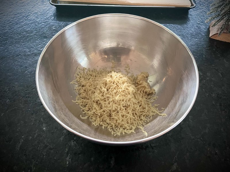 Schüssel mit geriebenen Marzipan