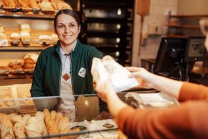Haubis Backshop Katharina Krahofer beim Bedienen