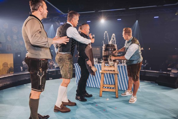 Bieranstich auf der Bühne beim Haubis Oktoberfest