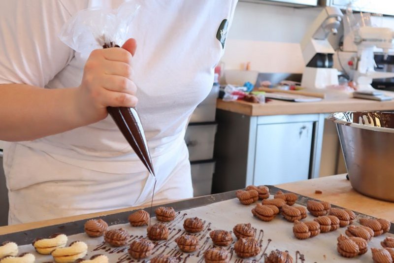 Lehrling beim Verzieren - Vorbereitung Lehrabschluss