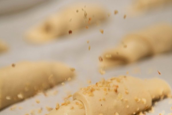 Kipferl wird bestreut