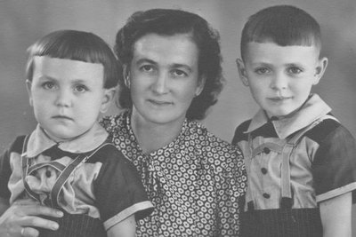 1943 Die späteren Firmenchefs Johann und Anton Walter Haubenberger mit Mutter Anna Haubenberger im Kindesalter.