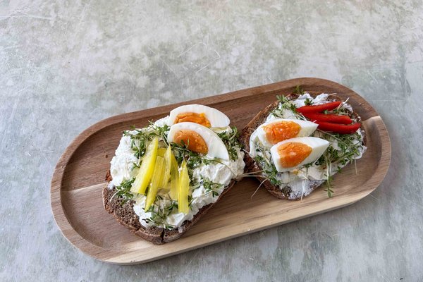 Bauernbrot belegt mit Ei, Topfen und Gemüse