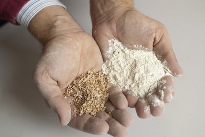Mehl in Händen