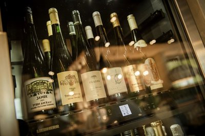 Weinflaschen im Kühlschrank