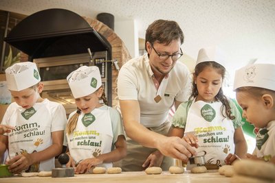 Kinder beim backen in der Kinderbackstube
