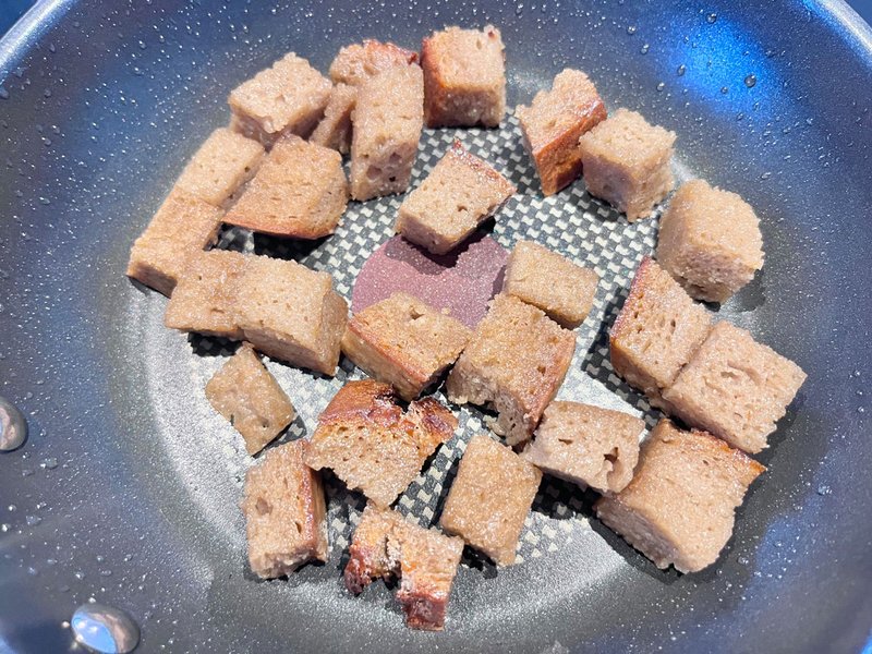 Brot-Croutons in Pfanne