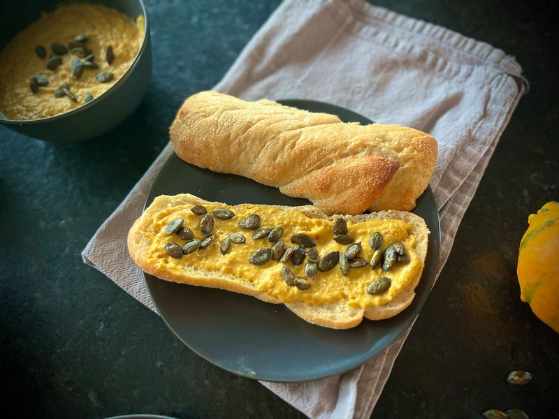 Kartoffelwurzerl mit Kürbisaufstrich und Kürbiskernen