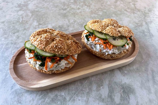 Sonnenigel befüllt mit Frischkäse, Karottenraspel, Gurke und Schnittlauch
