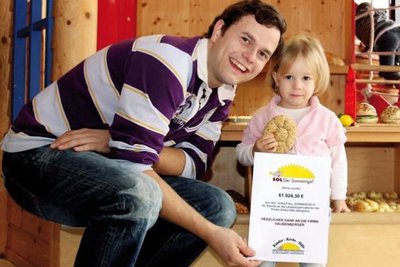 2007 wird die Elterninitiative der Kinderkrebshilfe mit 5 Cent pro verkauften SOL Sonnenigel unterstützt. Auf dem Foto: Ing. Anton Haubenberger V