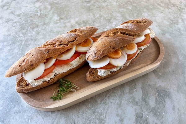 Glutenfreier Kornspitz mit Frischkäse, Ei und Tomatenscheibe