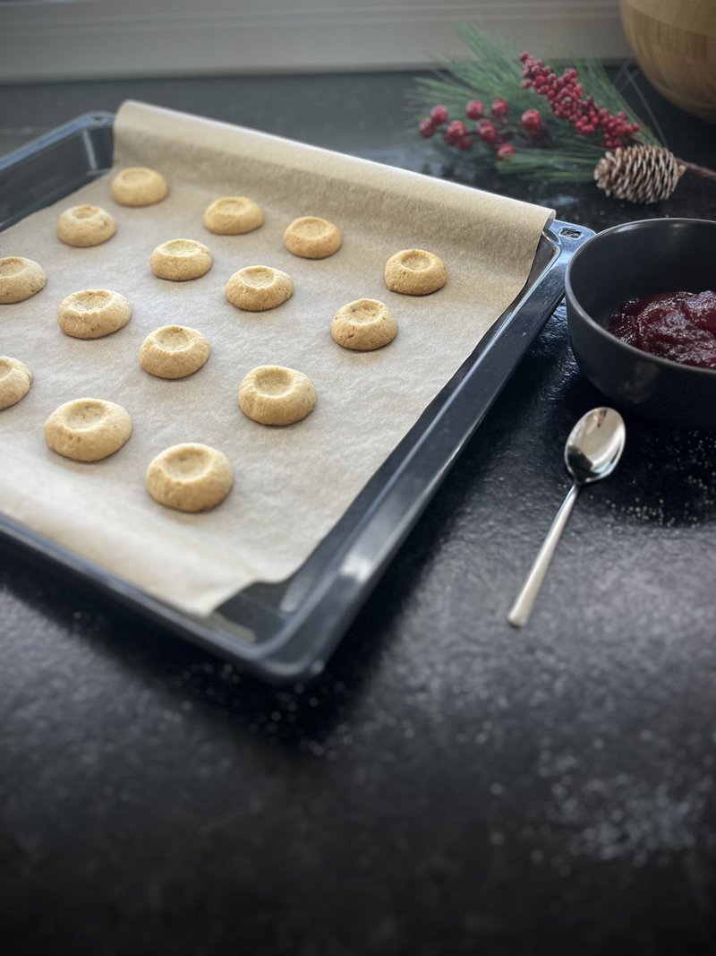 Fertiggebackene Kekse auf Blech ohne Marmelade
