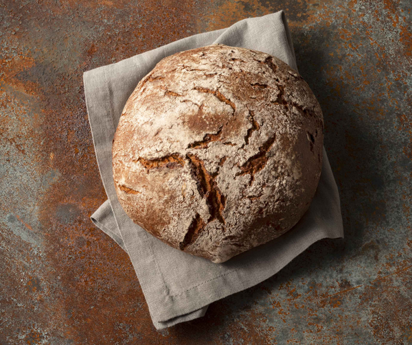 Haubis Brot auf einem braunen Hintergrund