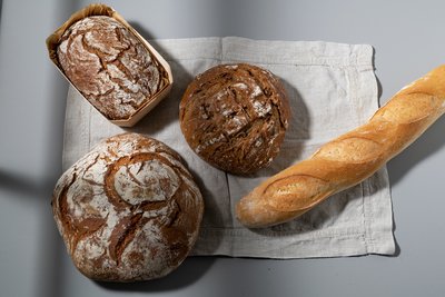 Haubis Brote auf einem grauen Hintergrund