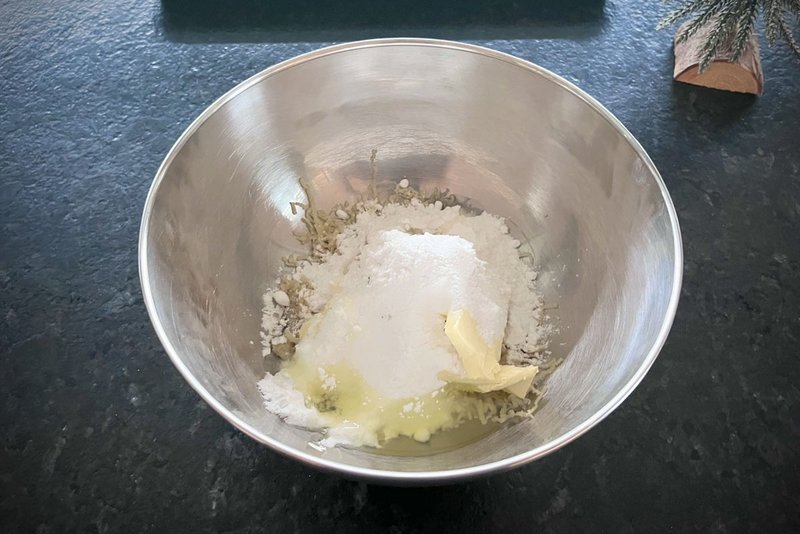 Schüssel mit Mürbteigzutaten