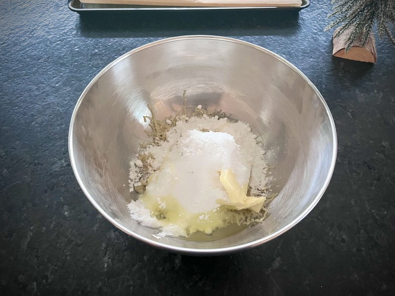 Schüssel mit Mürbteigzutaten