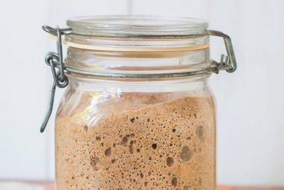 Sauerteig in einem Glas