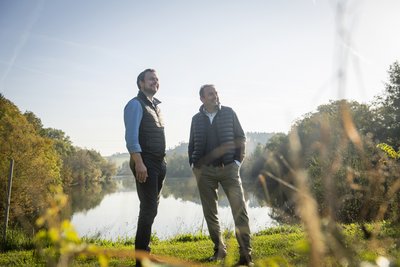 Toni und Anton Haubenberger beim walktalk im Wald