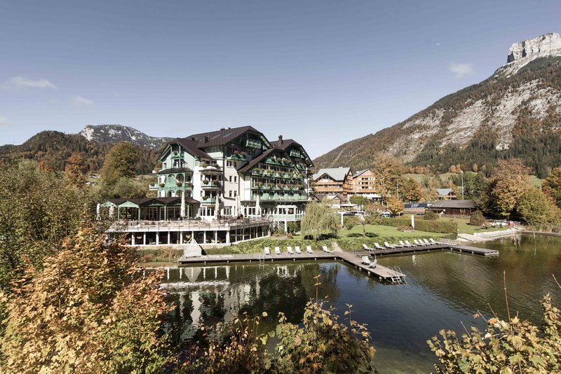 Hotel Seevilla in Altausee von vorne im Herbst