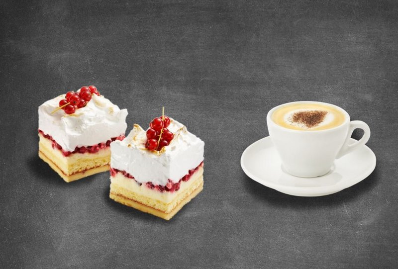Ribiselschnitte, Kaffee und Wasser