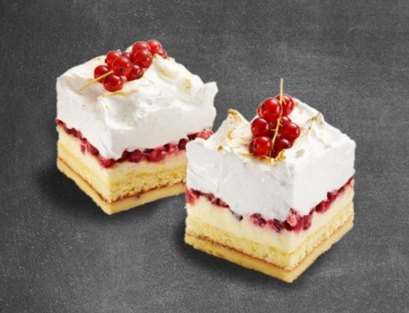 Ribiselschnitte, Kaffee und Wasser