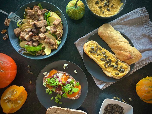 Herbstlicher Salat, Kürbissandwich und Kürbisaufstrich 