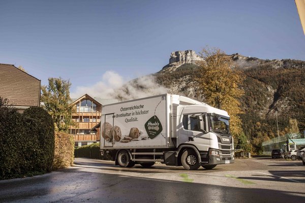 Haubis LKW vor der der Bergkulisse der Seevilla im Herbst