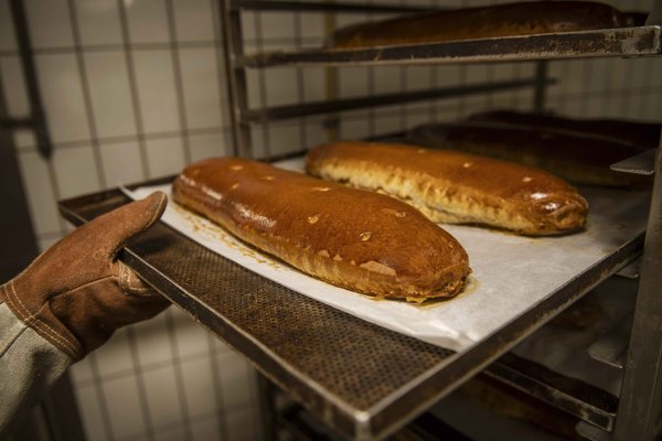 fertiger Strudel welcher gerade aus den Ofen genommen wird