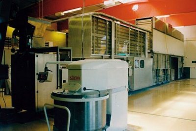 Im Jahr 2000 wird das Teiglingswerk um Halle 2 erweitert, die als Lagerfläche für die Teiglinge und die benötigten Rohstoffe dient