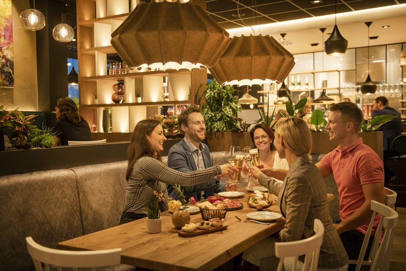 Personen beim anstoßen mit Getränken im Valentin