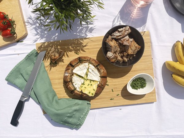 Überbackener Camembert im Haubis Bauernbrot serviert