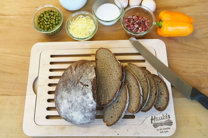 Brotauflauf selber machen, altes Brot aufschneiden