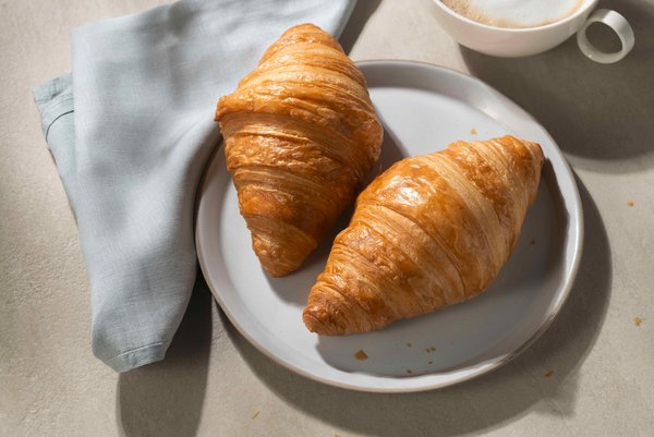 Zwei Croissants auf einem Teller
