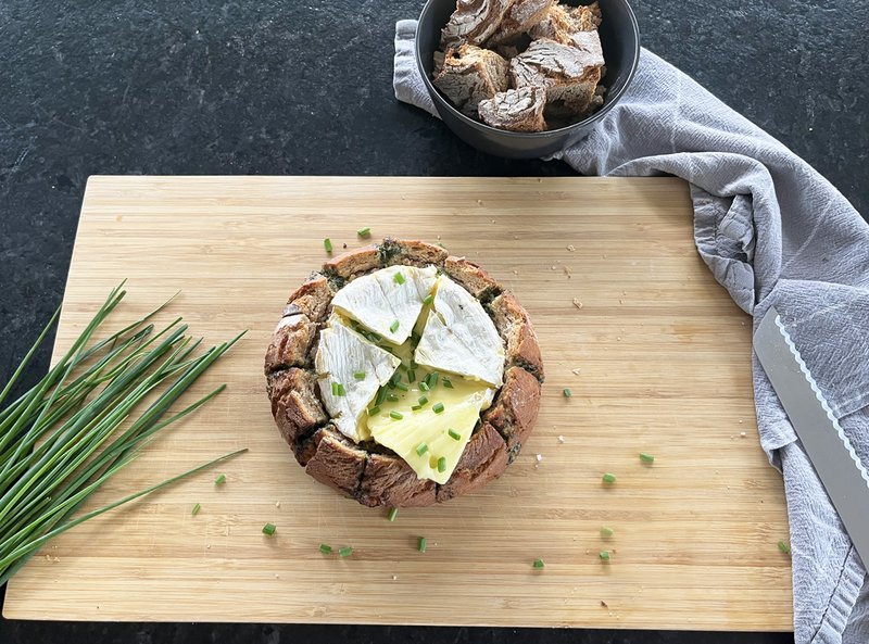 Überbackener Camembert im Haubis Bauernbrot