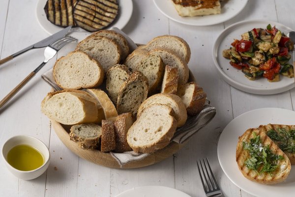 Gedeckter Tisch mit Brotkorb und Grillspeisen