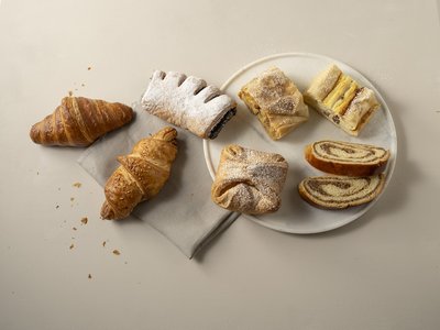 Verschiedene Plunder auf einem Teller